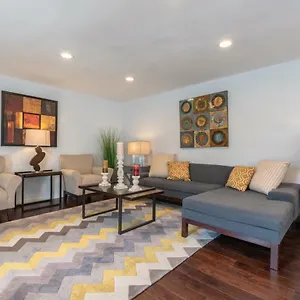  Holiday home Modern Nestled In The Hollywood Hills With Huge Deck And Wow Views!